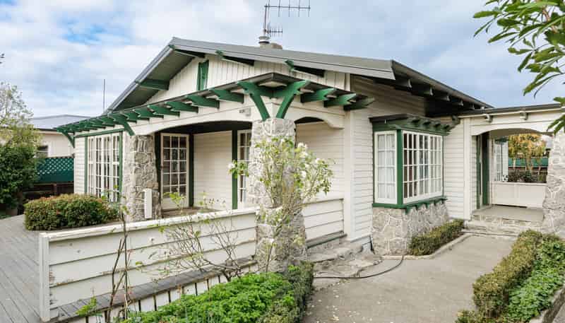 900 Queen Street East, Parkvale
