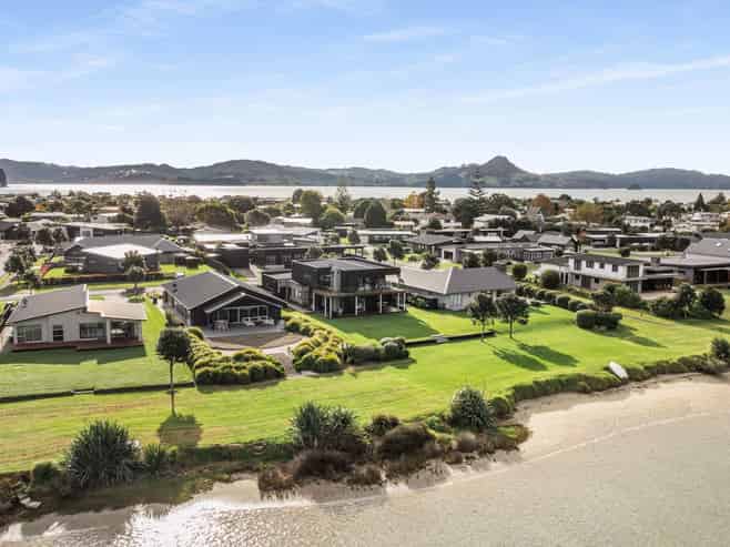 18 Admiral Drive, Cooks Beach