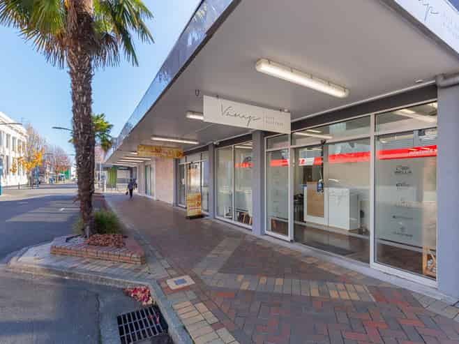 64sqm: Light-Filled Former Hairdresser Premises
