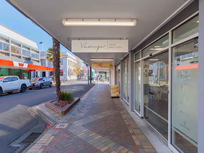64sqm: Light-Filled Former Hairdresser Premises