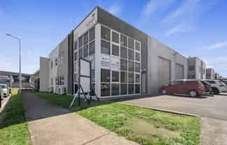 High profile showroom and warehouse