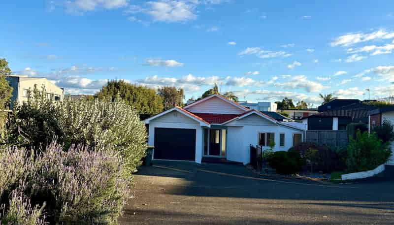 2/2 East Coast Road, Milford