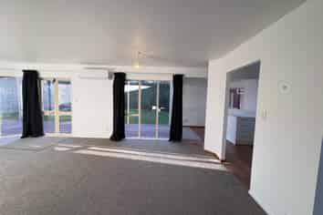 2/2 East Coast Road, Milford