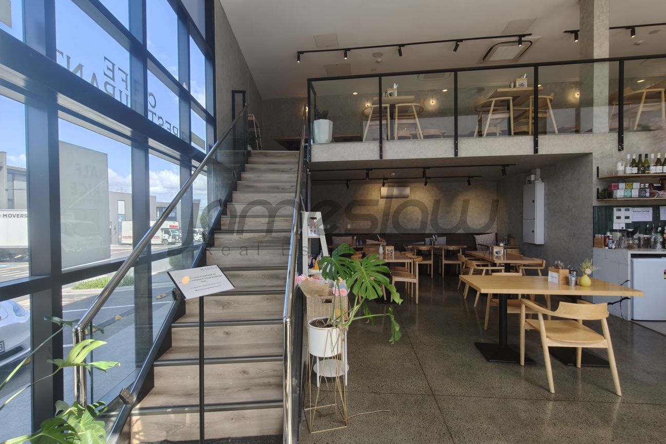Office Above The Only Cafe in Workshops - Mehr
