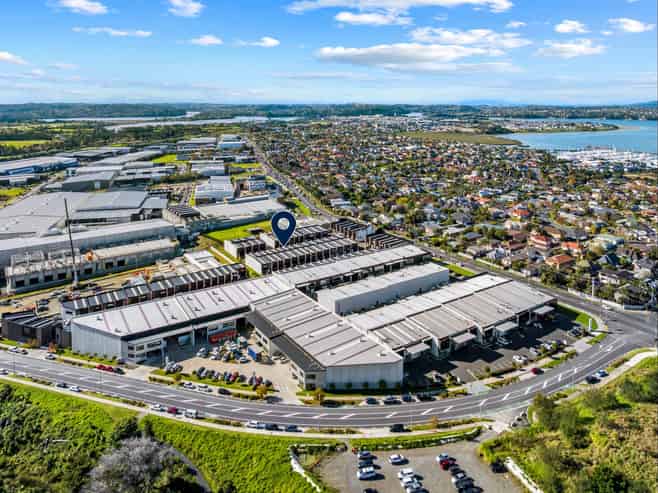 Modern unit with mezz + car park in Hobsonville