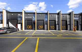 Modern unit with mezz + car park in Hobsonville
