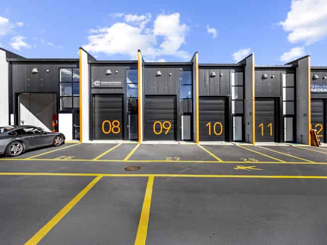Modern unit with mezz + car park in Hobsonville