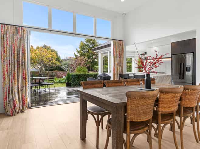 8 Aikmans Road, Merivale