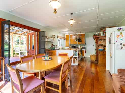 9785 Route 52, Waione