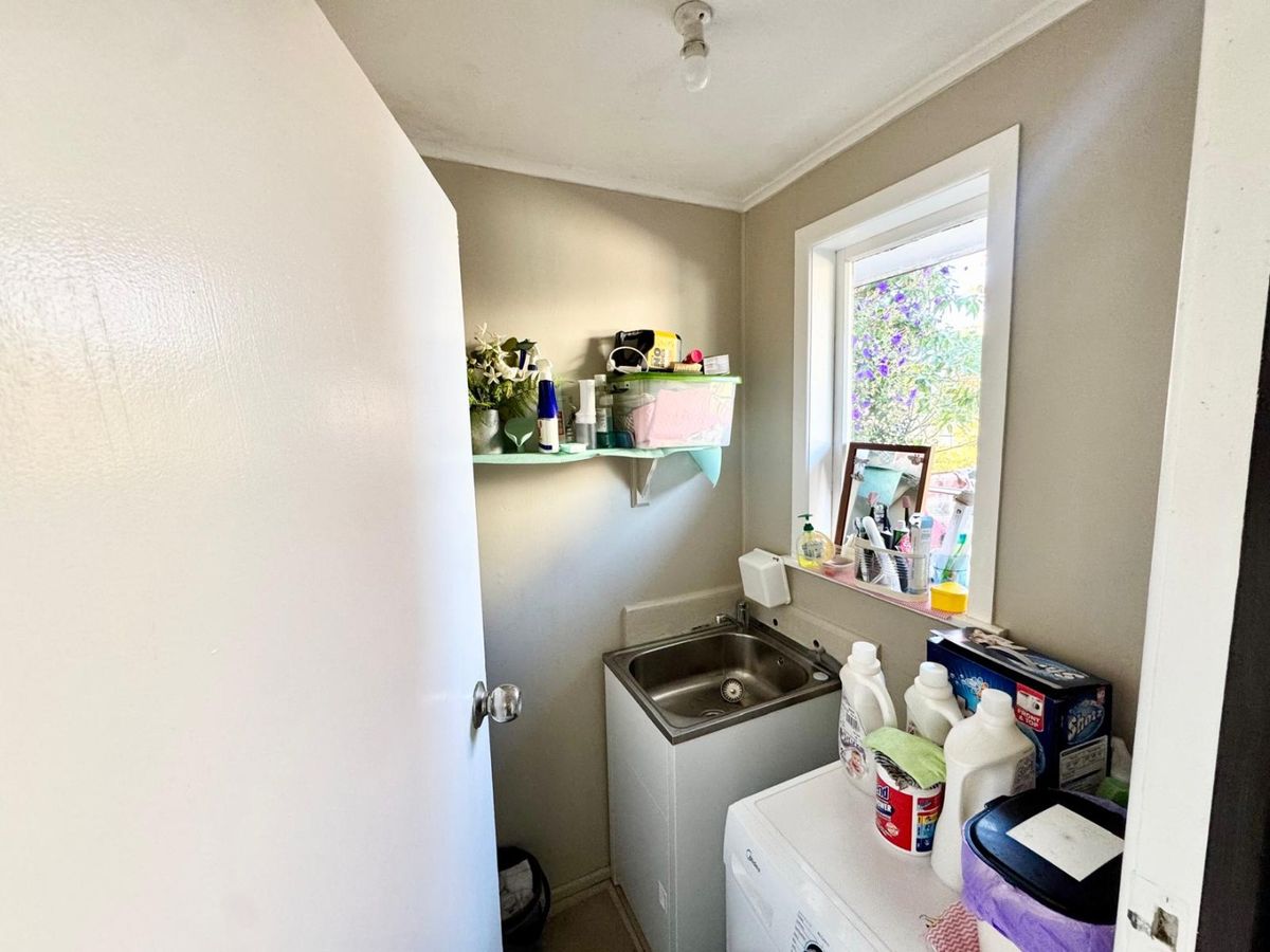 Spacious 3-Bedroom Family Home in Desirable Titirangi, Auckland - Mehr