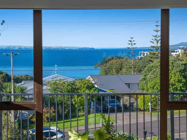 64 Shakespear Road, Army Bay