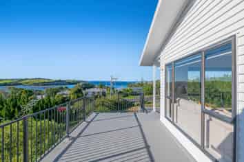 64 Shakespear Road, Army Bay