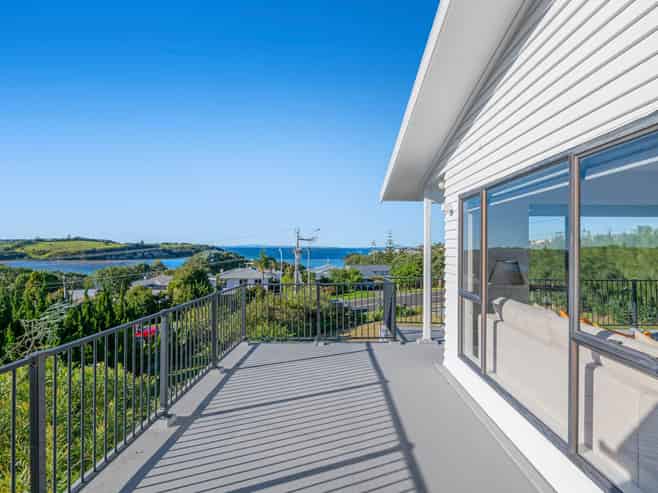 64 Shakespear Road, Army Bay