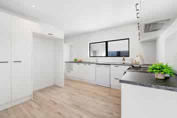 64 Shakespear Road, Army Bay