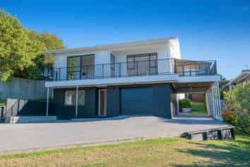 64 Shakespear Road, Army Bay