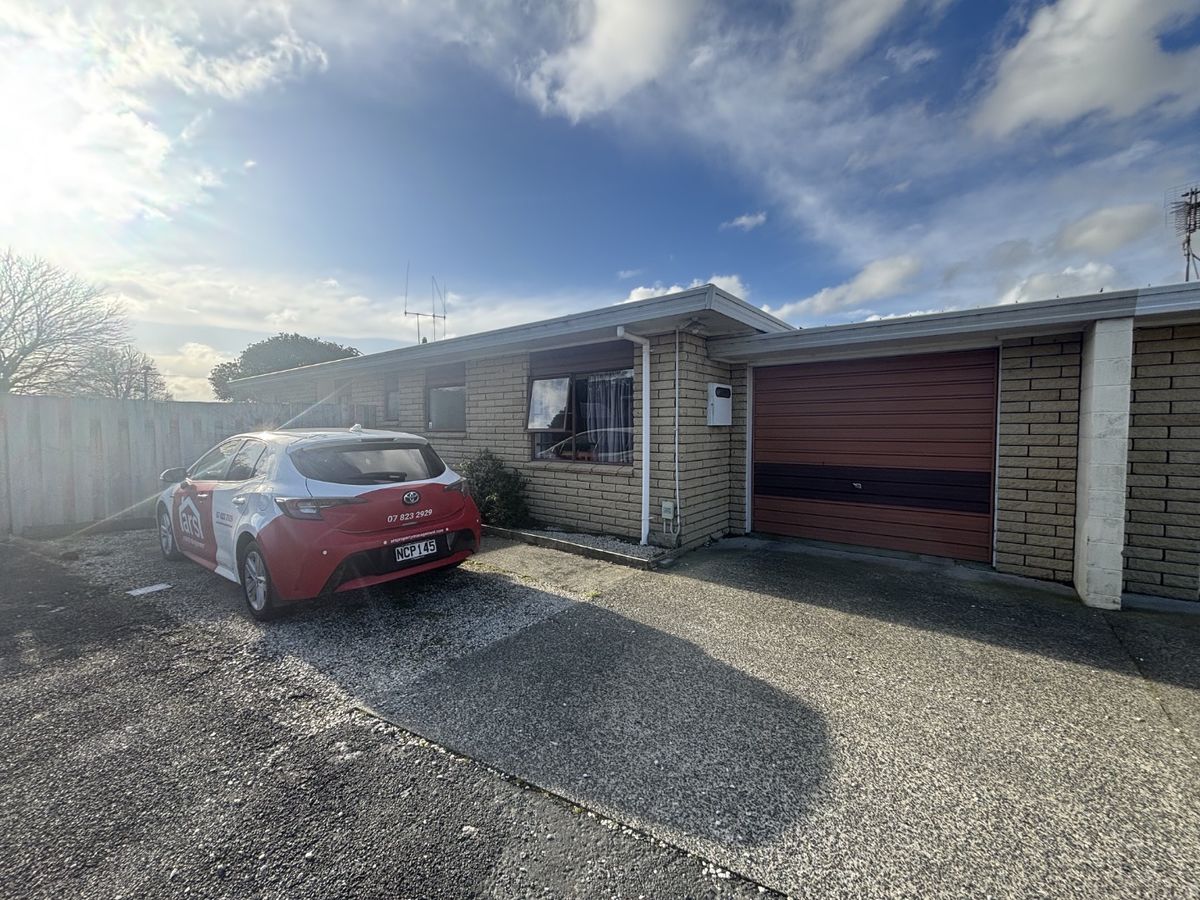 Spacious 2 Bedroom Unit in a Great Location with Garage - Ansicht 5