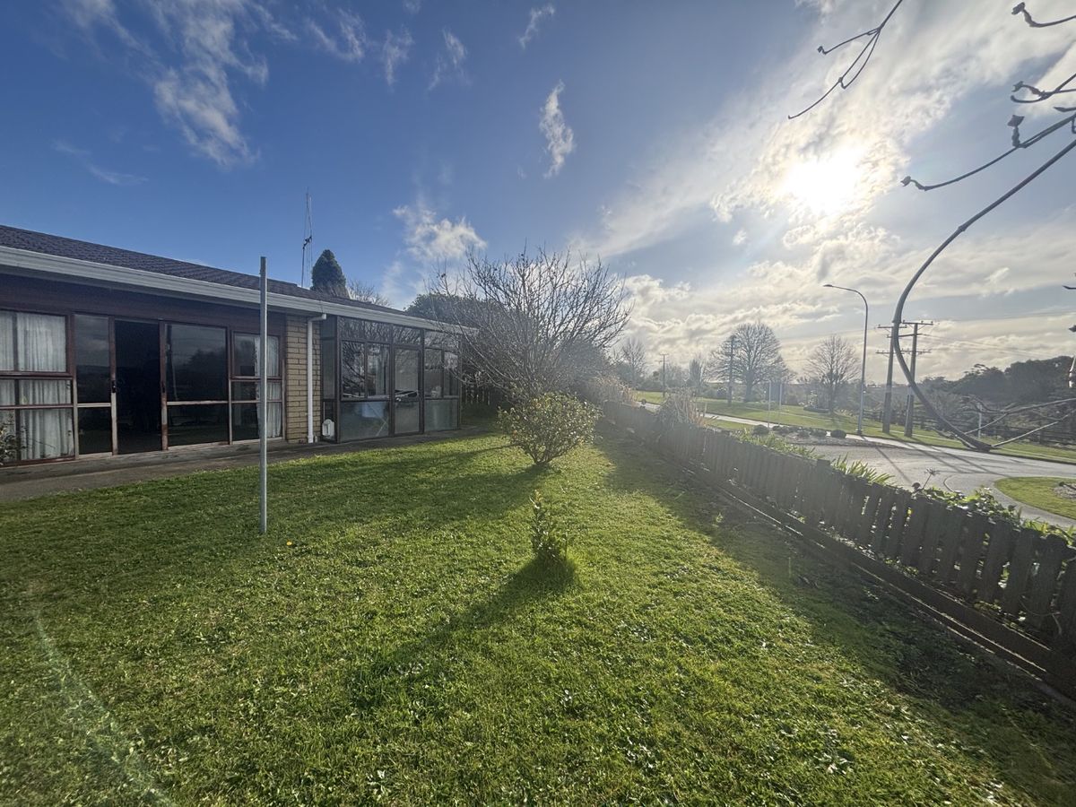 Spacious 2 Bedroom Unit in a Great Location with Garage - Ansicht 6