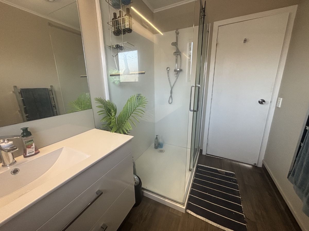 Spacious 2 Bedroom Unit in a Great Location with Garage - Ansicht 4