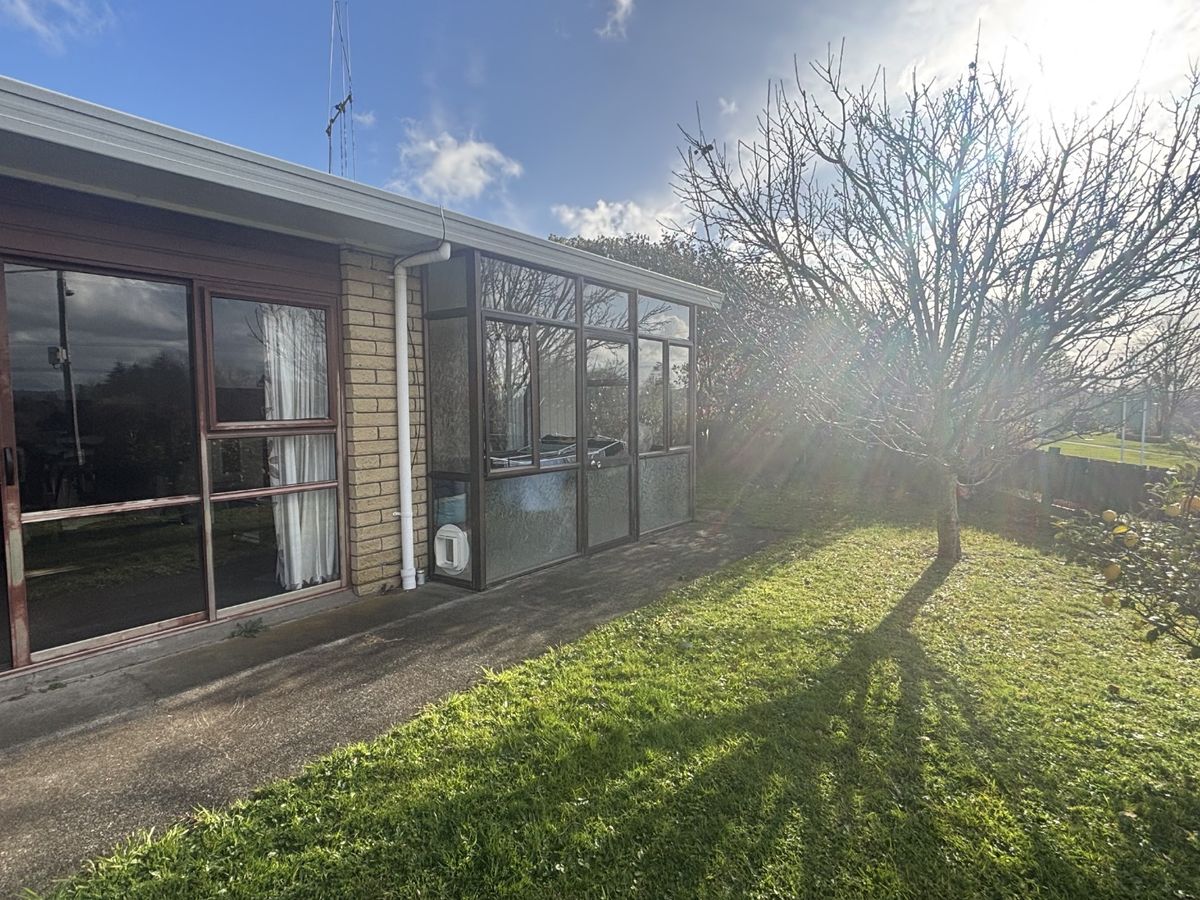 Spacious 2 Bedroom Unit in a Great Location with Garage - Ansicht 2