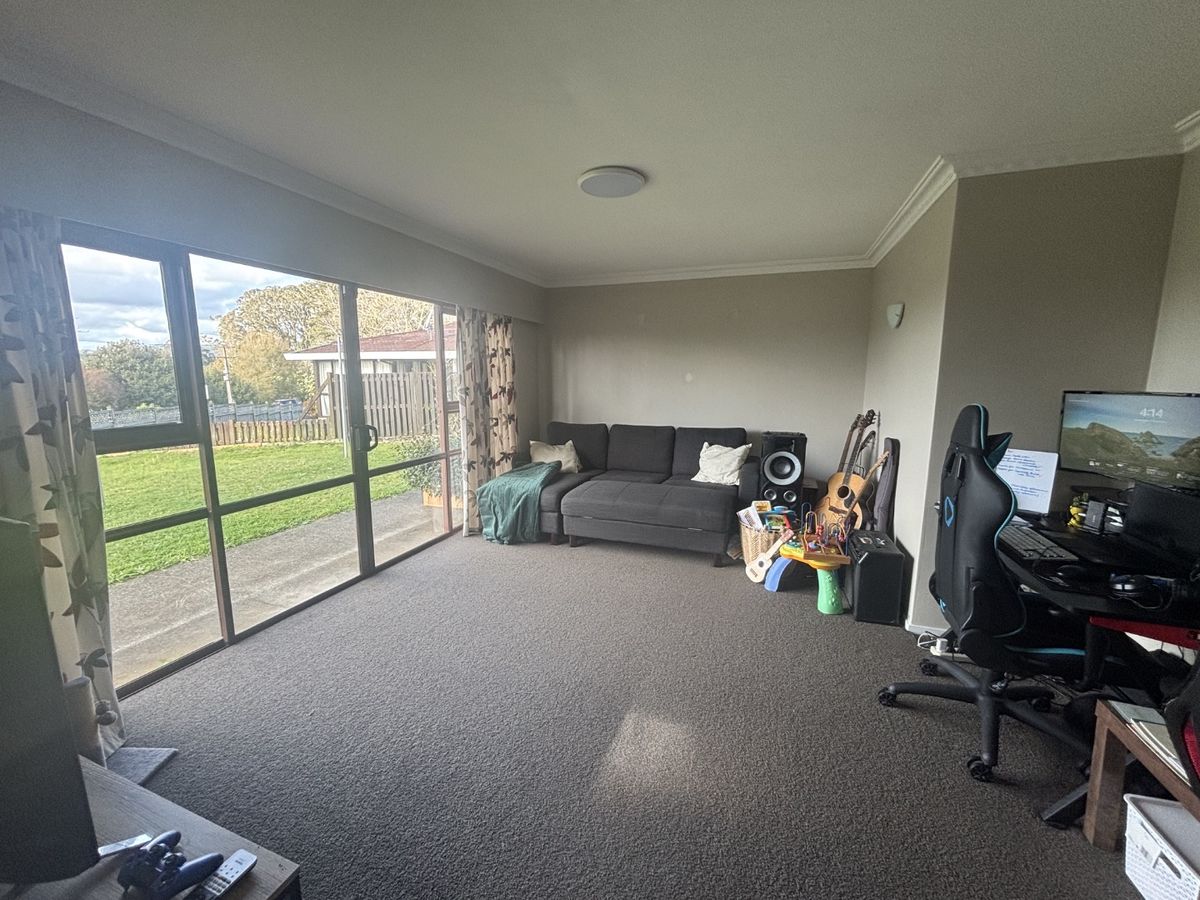 Spacious 2 Bedroom Unit in a Great Location with Garage - Ansicht 3