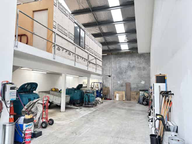 Tidy Newton Street warehouse / office