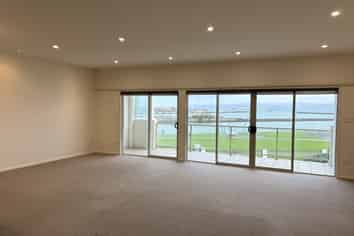 9/100 Customhouse Street , Gisborne