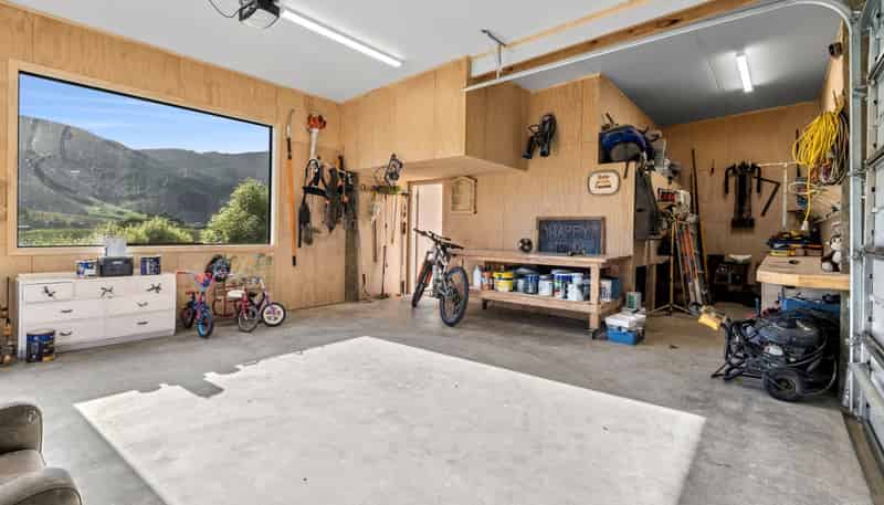 792 Hira Road, Hira
