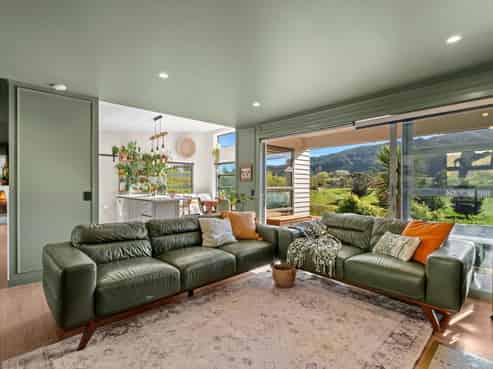 792 Hira Road, Hira