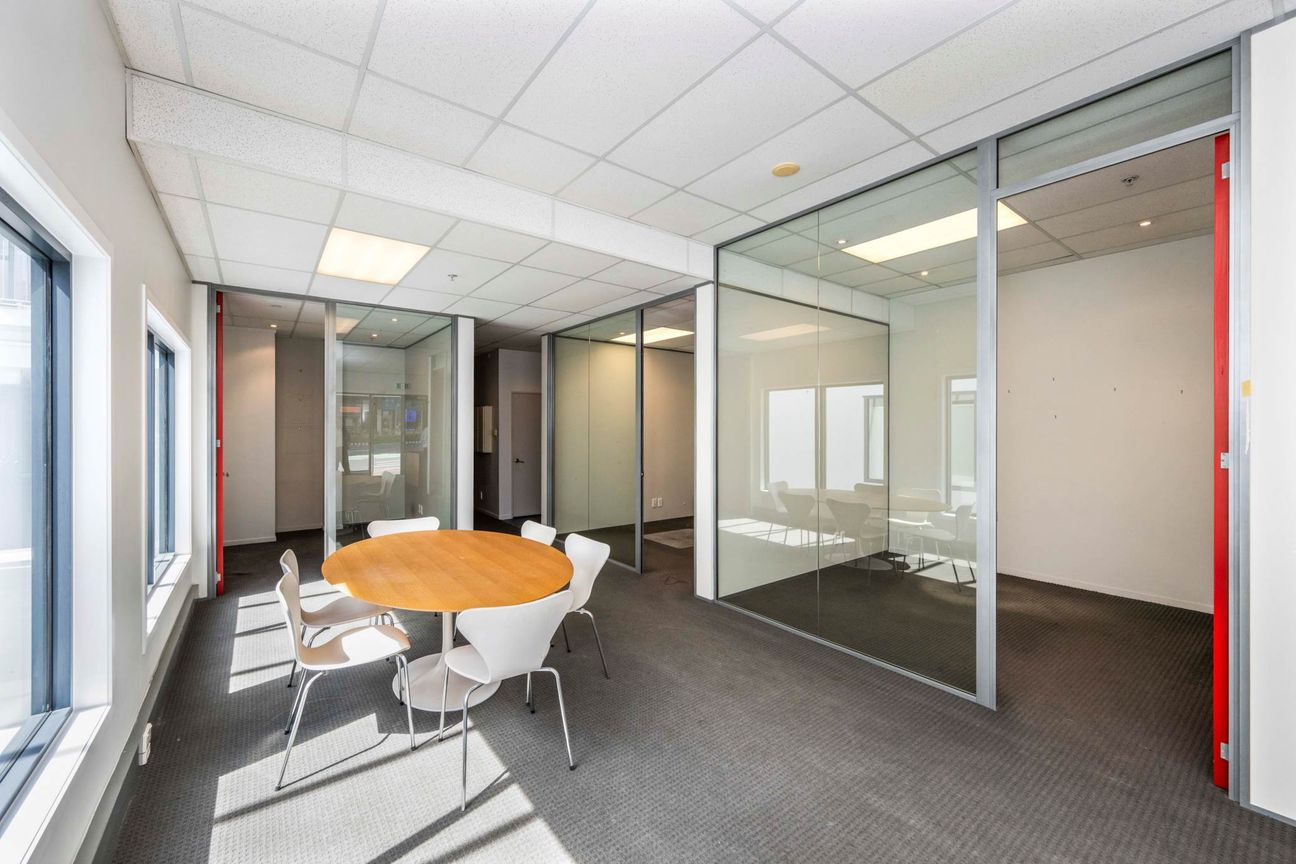 HIGH PROFILE RETAIL/OFFICE UNIT WITH CAR PARKS - Widok 6