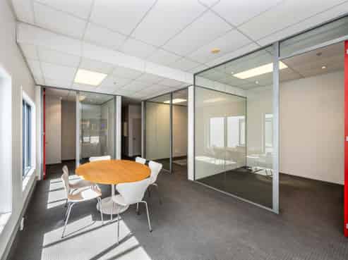 HIGH PROFILE RETAIL/OFFICE UNIT WITH CAR PARKS
