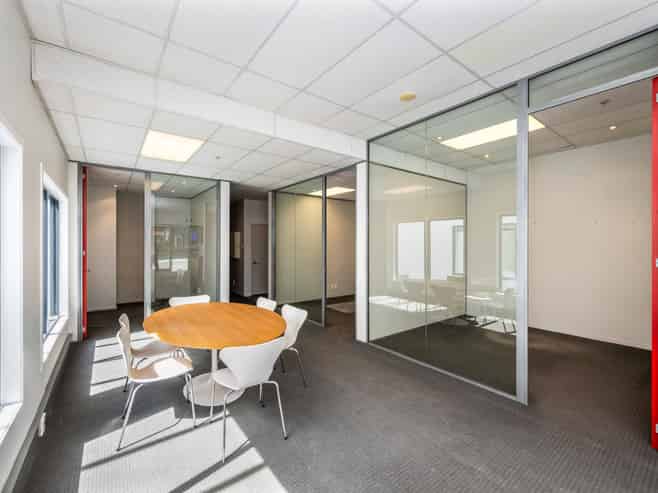 HIGH PROFILE RETAIL/OFFICE UNIT WITH CAR PARKS
