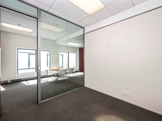 HIGH PROFILE RETAIL/OFFICE UNIT WITH CAR PARKS

