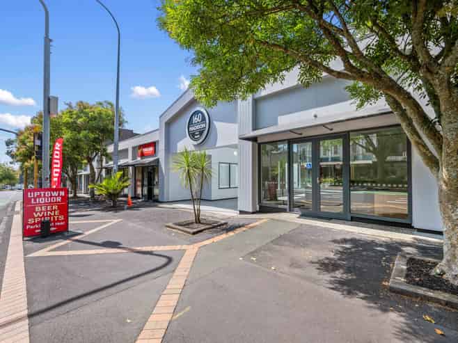 HIGH PROFILE RETAIL/OFFICE UNIT WITH CAR PARKS
