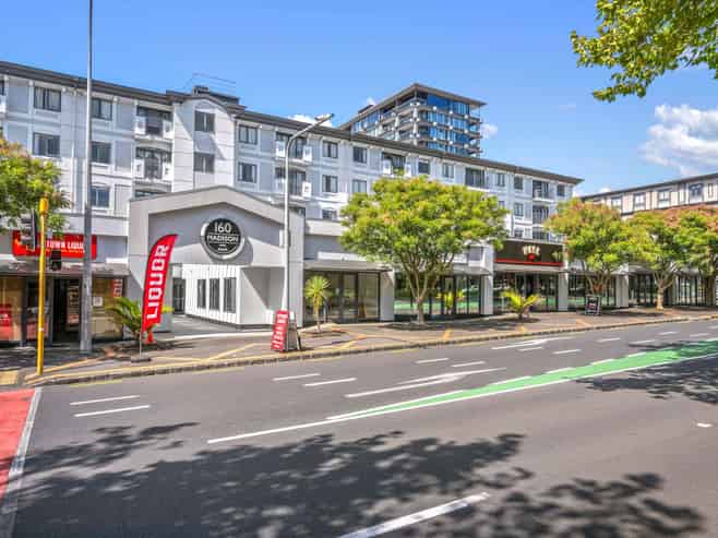 HIGH PROFILE RETAIL/OFFICE UNIT WITH CAR PARKS
