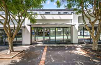 HIGH PROFILE RETAIL/OFFICE UNIT WITH CAR PARKS

