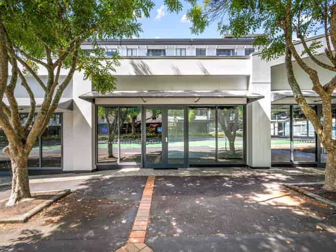 HIGH PROFILE RETAIL/OFFICE UNIT WITH CAR PARKS
