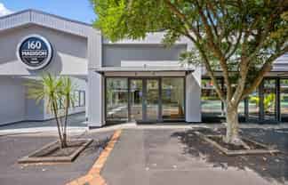 HIGH PROFILE RETAIL/OFFICE UNIT WITH CAR PARKS
