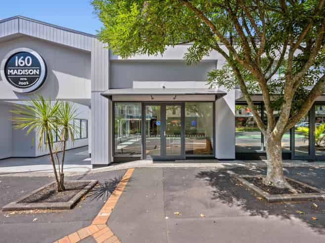 HIGH PROFILE RETAIL/OFFICE UNIT WITH CAR PARKS
