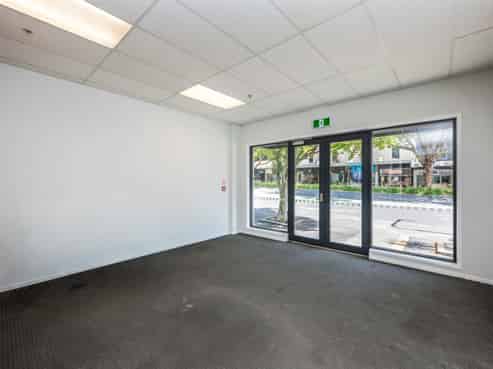 HIGH PROFILE RETAIL/OFFICE UNIT WITH CAR PARKS
