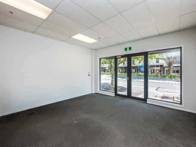 HIGH PROFILE RETAIL/OFFICE UNIT WITH CAR PARKS
