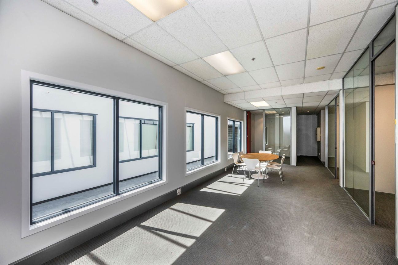 HIGH PROFILE RETAIL/OFFICE UNIT WITH CAR PARKS - Widok 4