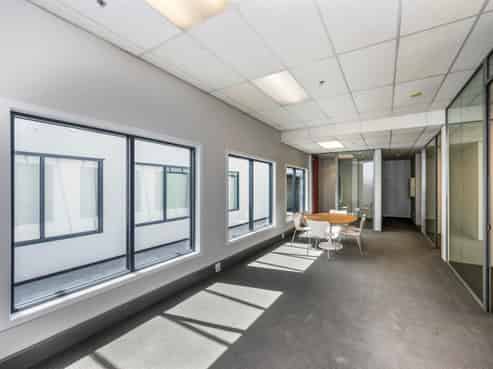 HIGH PROFILE RETAIL/OFFICE UNIT WITH CAR PARKS
