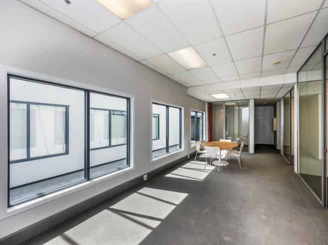 HIGH PROFILE RETAIL/OFFICE UNIT WITH CAR PARKS
