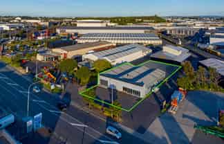 Road front warehouse with 795sqm yard