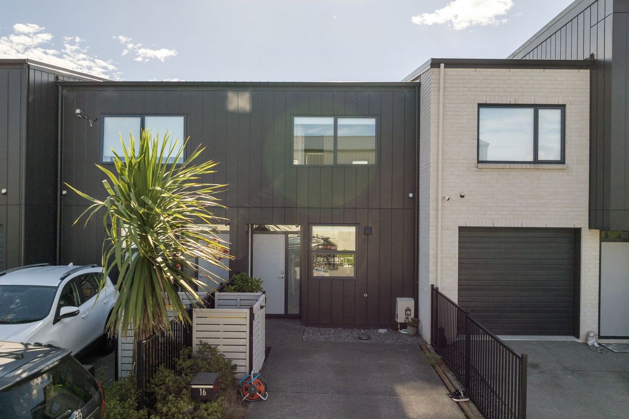 Fletcher-Built Freehold with Reserve Outlook - Vaade 6