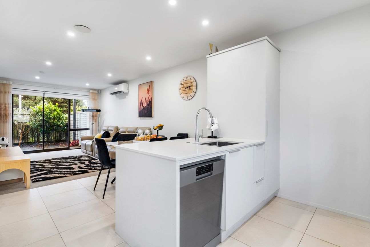 Fletcher-Built Freehold with Reserve Outlook - Vaade 2