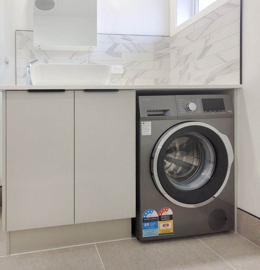 Refurbished two bedroom Onehunga mall unit. - Więcej