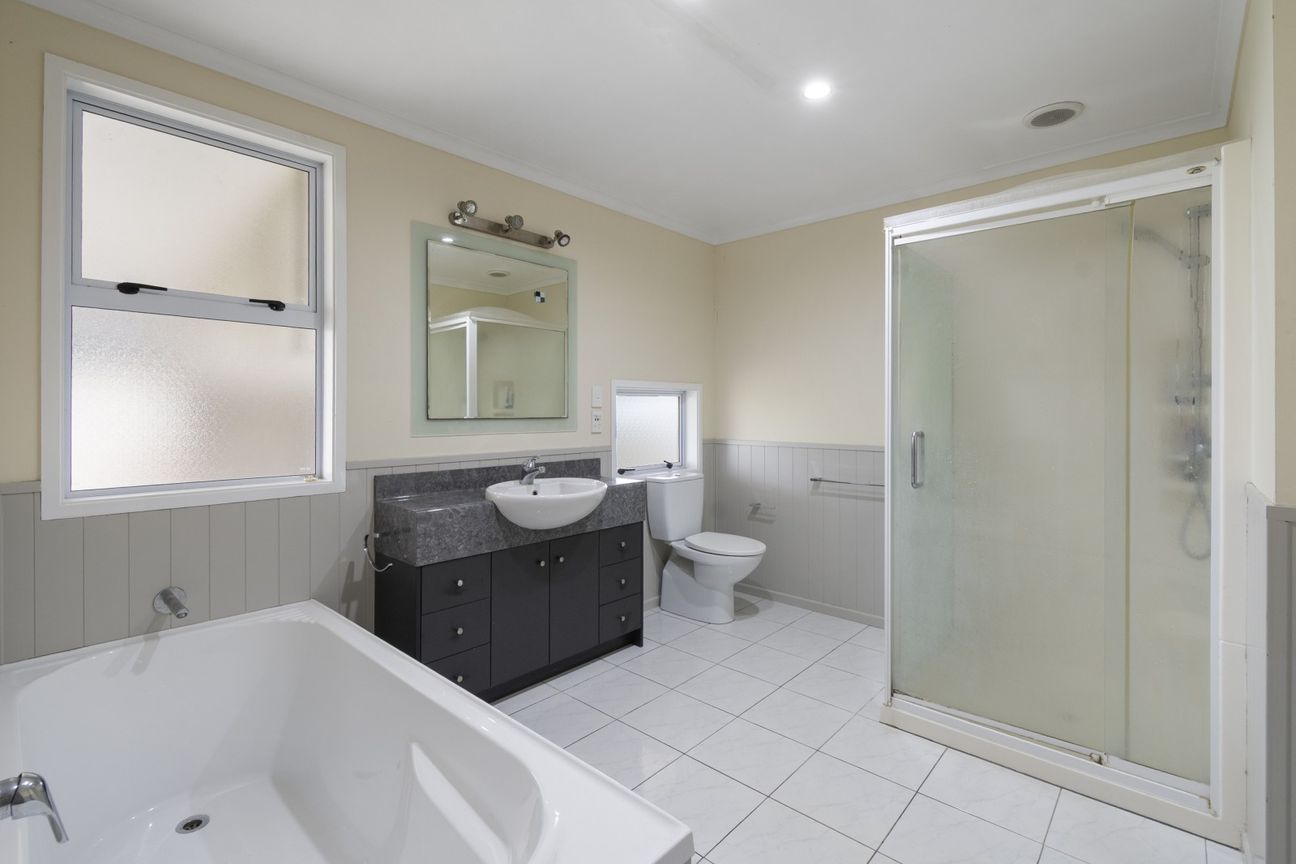 Great house, sleepout and great garaging! - Vista 3