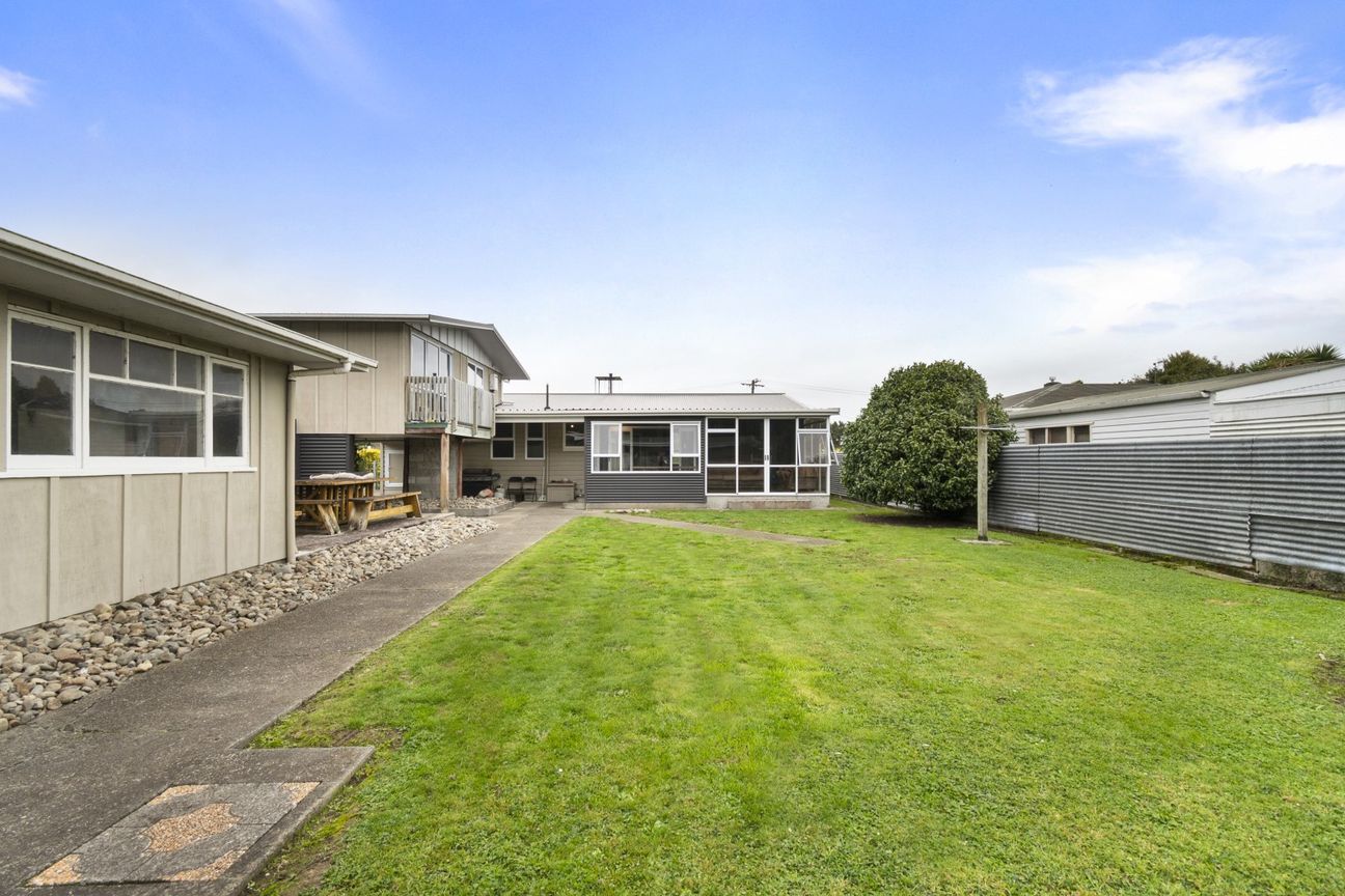 Great house, sleepout and great garaging! - Vista 5
