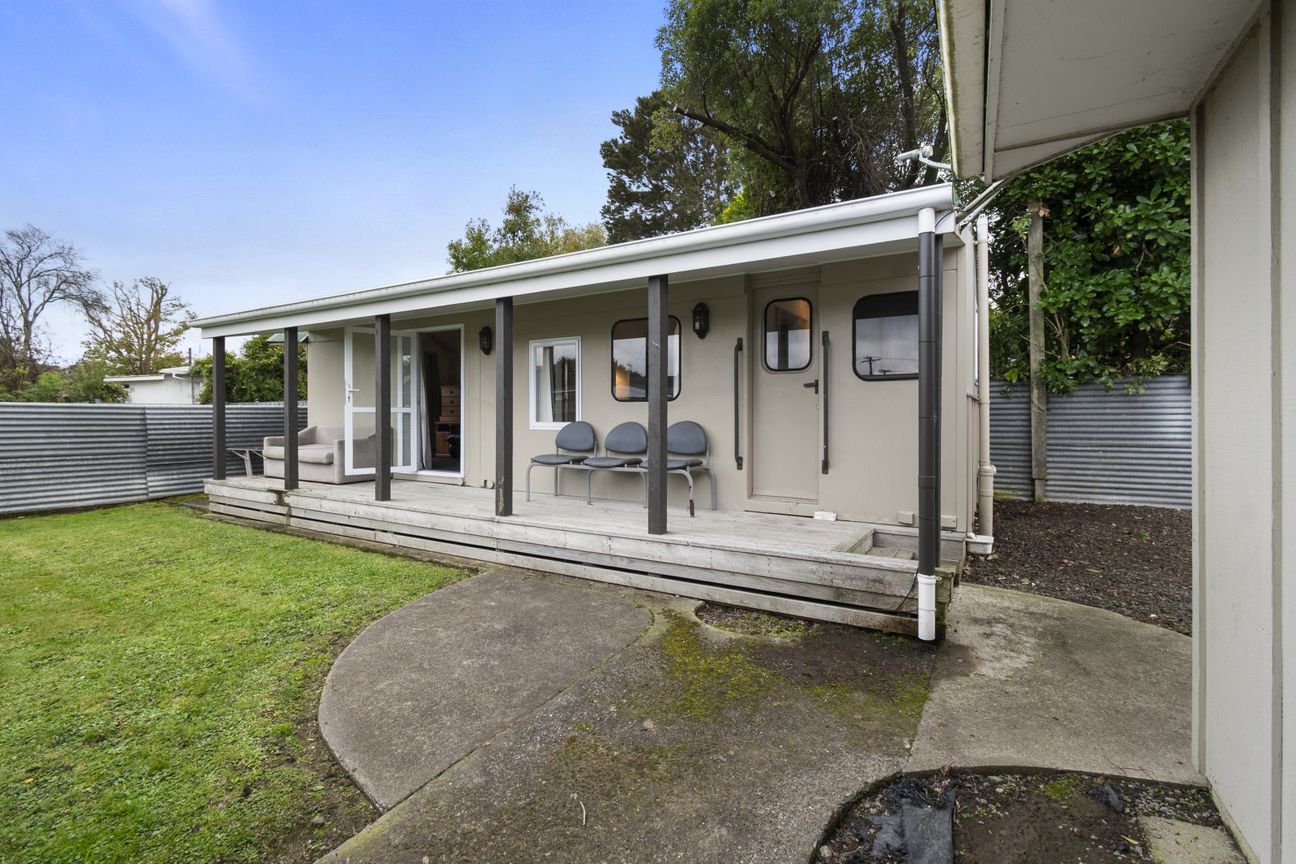 Great house, sleepout and great garaging! - Vista 4